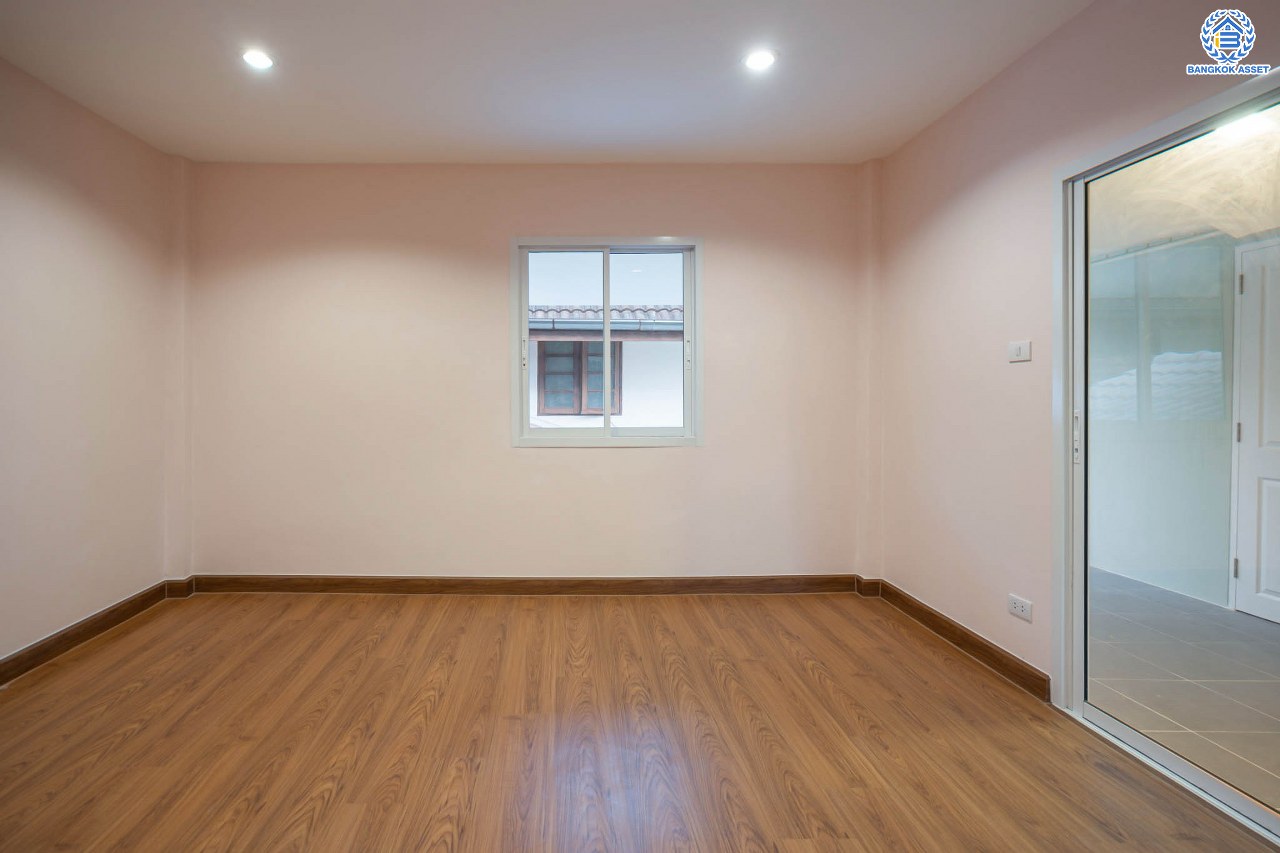 บ้านมือสองตกแต่งใหม่ โครงการ ดอนเมืองวิลล่า2 เพิ่มสิน บ้านแฝดหลังใหญ่ เนื้อที่ 39 ตร.ว. พื้นที่ใช้สอยเยอะถึง 240 ตร.ม. ฟังก์ชัน 3 ห้องนอน 2 ห้องน้ำ 1 ห้องอเนกประสงค์ จอดรถได้ 2 คัน บนทำเลเดินทางสะดวก เชื่อมต่อถ.สายไหม, ถ.พหลโยธิน ใกล้รถไฟฟ้าสายสีเขียว "สถานีสะพานใหม่" และทางด่วน "ฉลองรัช" รายล้อมด้วยสิ่งอำนวยความสะดวกครบครัน